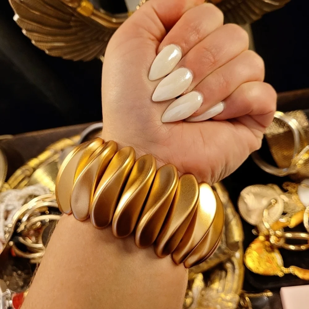 VINTAGE CHUNKY WAVED LARGE BEAD MATTE GOLD STRETCH BRACELET - Picture 4 of 13